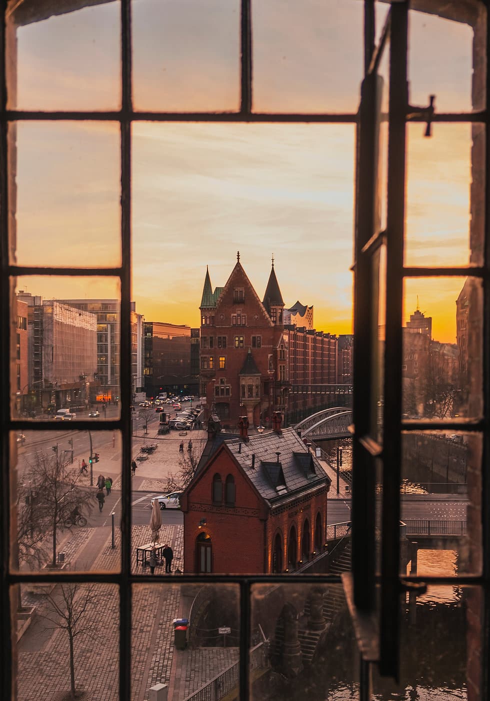 Hamburg mit Blick aus einem Fenster